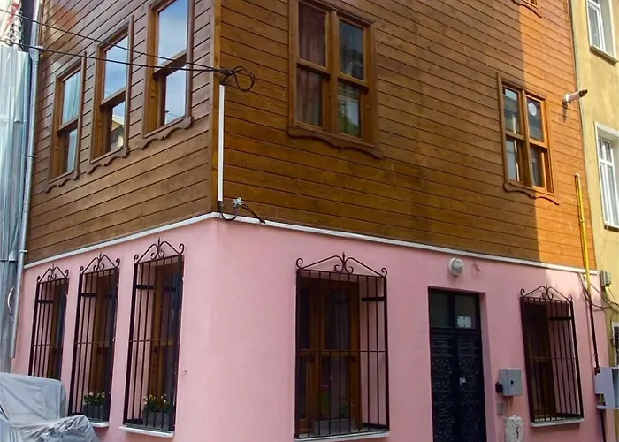 Balat Rose - Charming Wooden House With Terrace