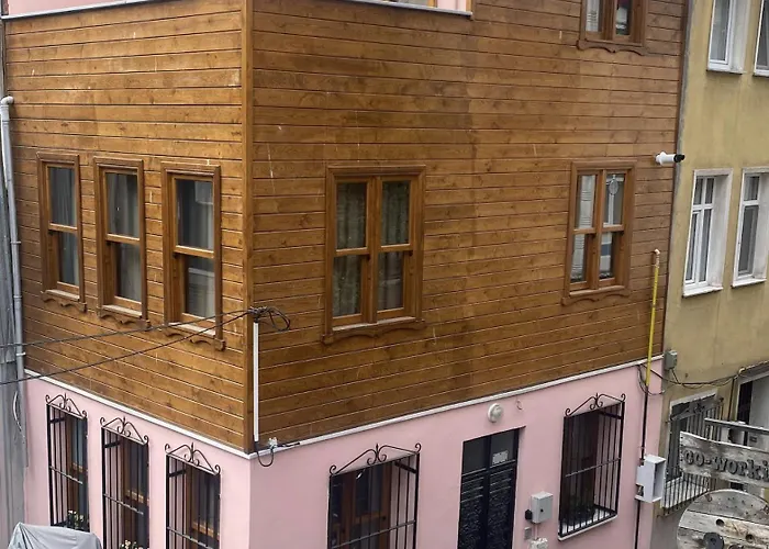 Balat Rose - Charming Wooden House With Terrace Vila *