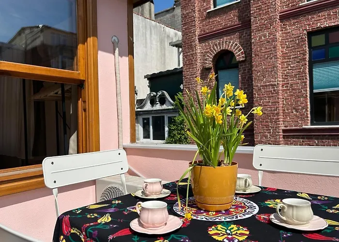 Balat Rose - Charming Wooden House With Terrace