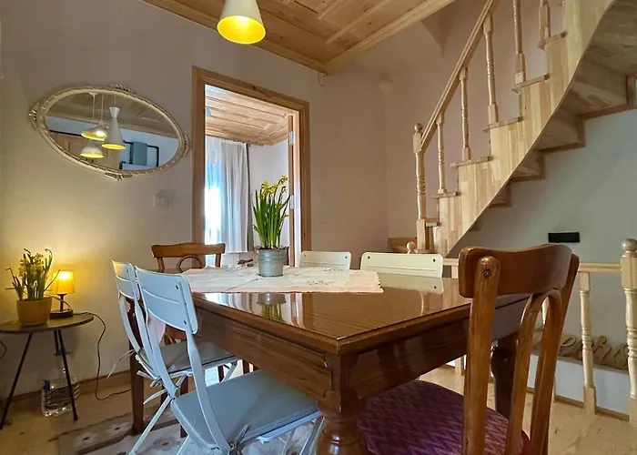 Balat Rose - Charming Wooden House With Terrace Vila