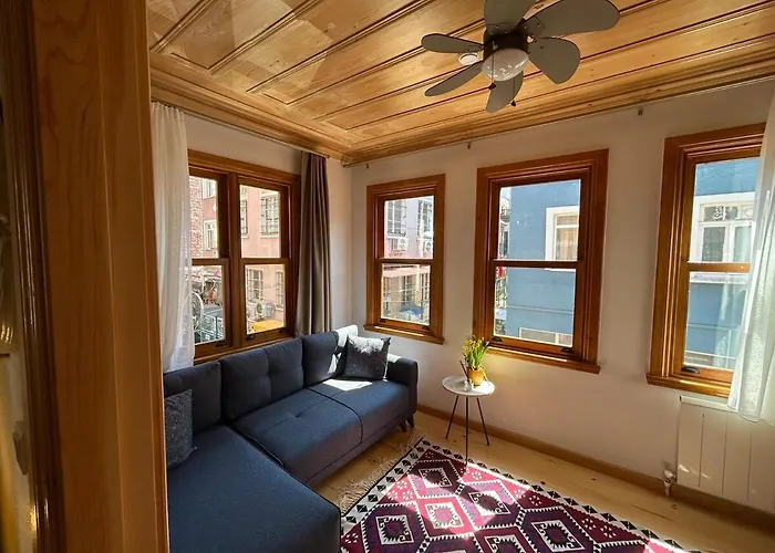 Balat Rose - Charming Wooden House With Terrace Vila