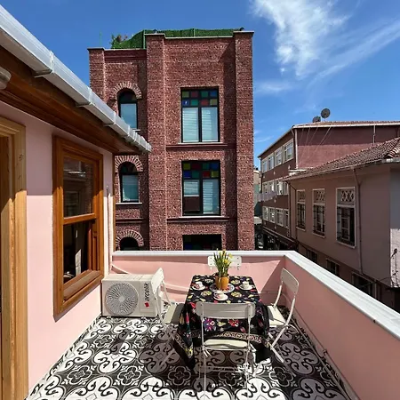 Balat Rose - Charming Wooden House With Terrace 빌라