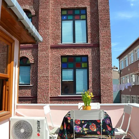 Balat Rose - Charming Wooden House With Terrace 이스탄불