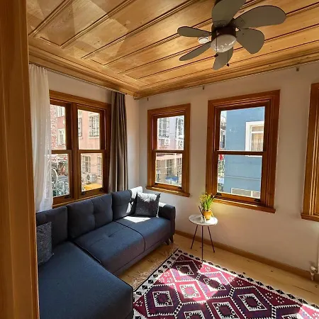 Balat Rose - Charming Wooden House With Terrace 빌라
