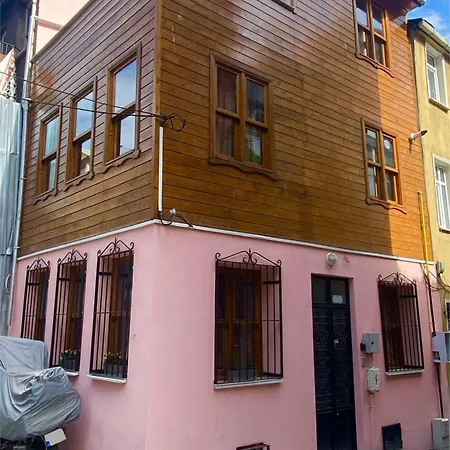 Balat Rose - Charming Wooden House With Terrace