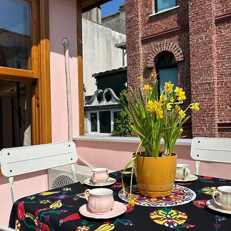 Balat Rose - Charming Wooden House With Terrace