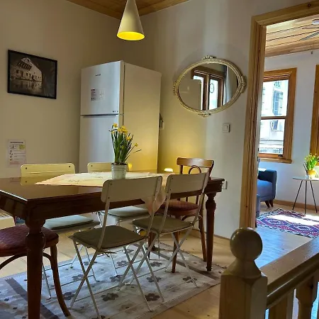 Balat Rose - Charming Wooden House With Terrace * Стамбул